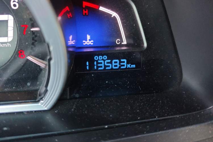Used Luxgen U6 SUV 2014 1.8T ZhiZun Model Odometer Close Up