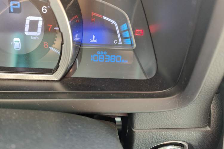 Used Luxgen U6 SUV 2014 2.0T ZhiZun Model Odometer Close Up