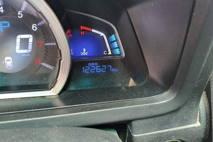 Used Luxgen U6 SUV 2014 1.8T ZhiZun Model Odometer Close Up