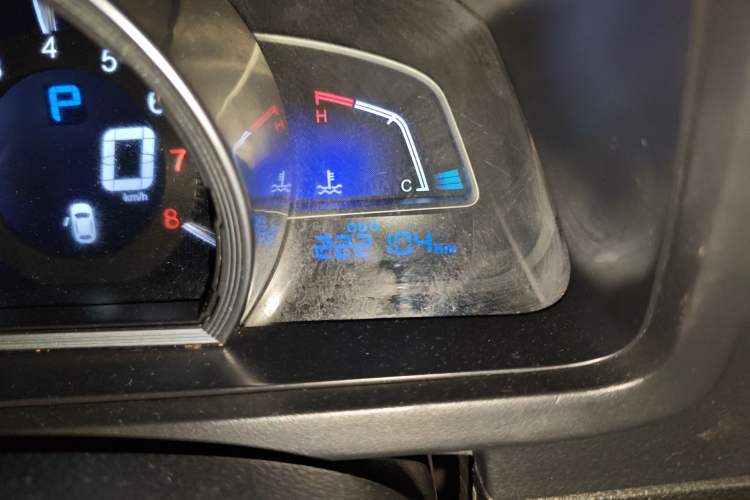 Used Luxgen U6 SUV 2014 1.8T ZhiZun Model Odometer Close Up