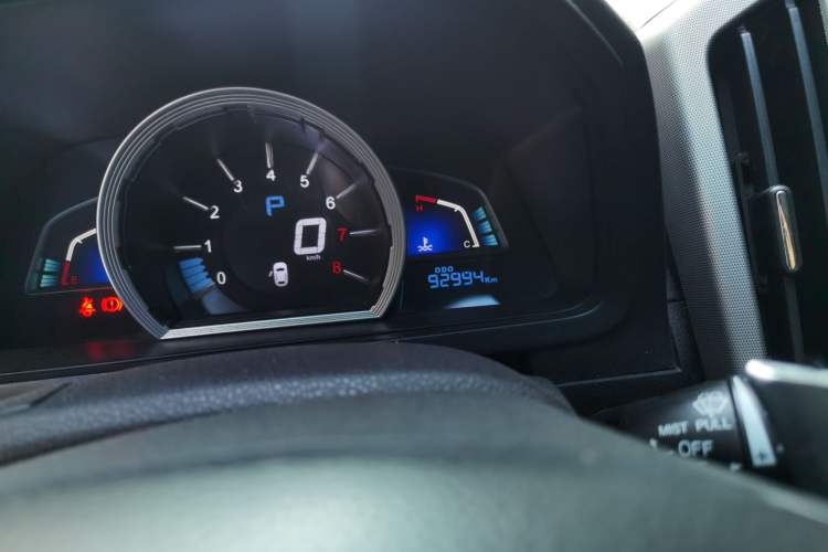 Used Luxgen U6 SUV 2014 2.0T ZhiZun Model Odometer Close Up