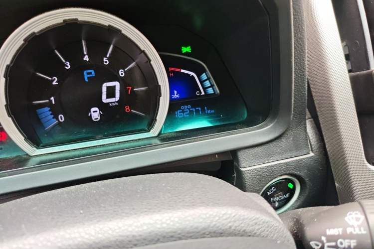Used Luxgen U6 SUV 2014 2.0T ZhiZun Model Odometer Close Up