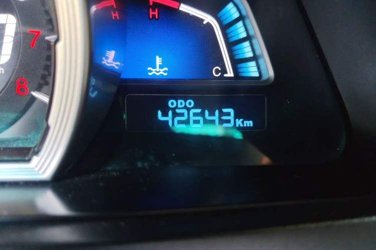 Used Luxgen U6 SUV 2014 1.8T ZhiZun Model Odometer Close Up