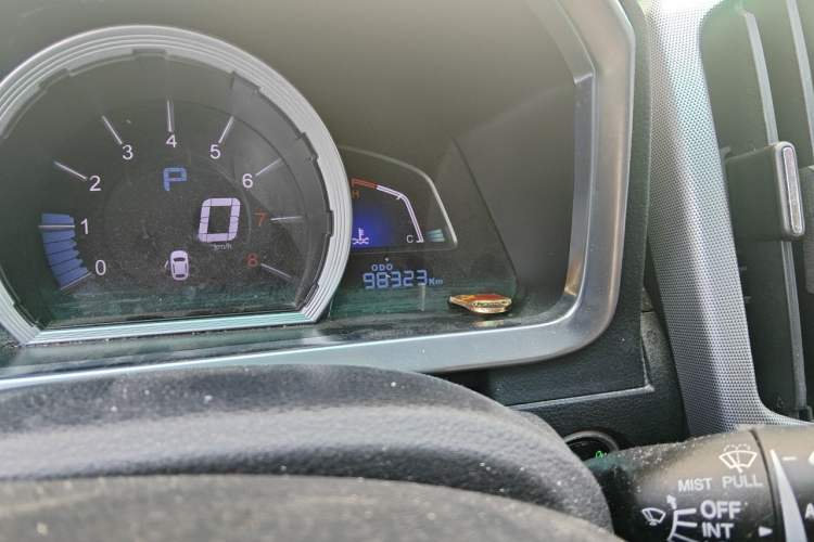 Used Luxgen U6 SUV 2014 2.0T ZhiZun Model Odometer Close Up