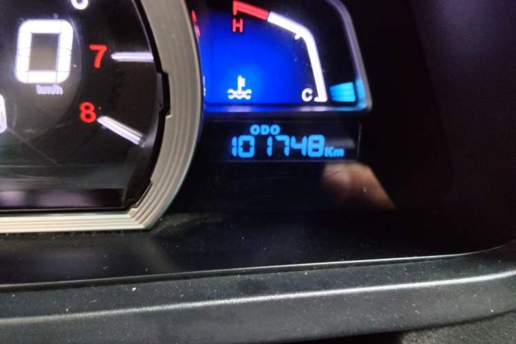 Used Luxgen U6 SUV 2014 2.0T ZhiZun Model Odometer Close Up