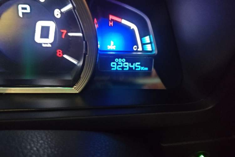 Used Luxgen U6 SUV 2014 2.0T ZhiZun Model Odometer Close Up