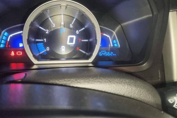 Used Luxgen U6 SUV 2014 2.0T ZhiZun Model Odometer Close Up