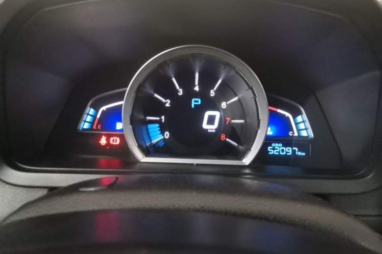 Used Luxgen U6 SUV 2014 2.0T ZhiZun Model Odometer Close Up