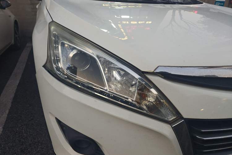 Used Luxgen U6 SUV 2014 1.8T Charm Version Right Front Headlight