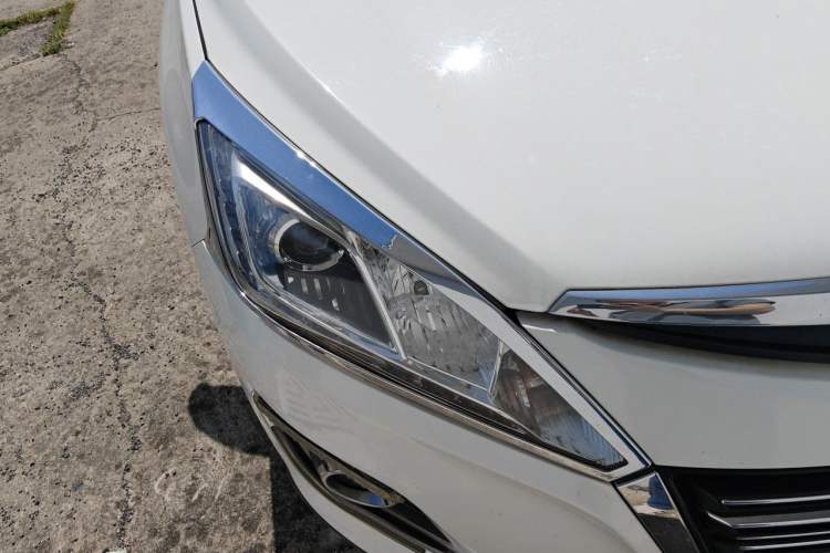 Used Luxgen U6 SUV 2014 2.0T ZhiZun Model Right Front Headlight