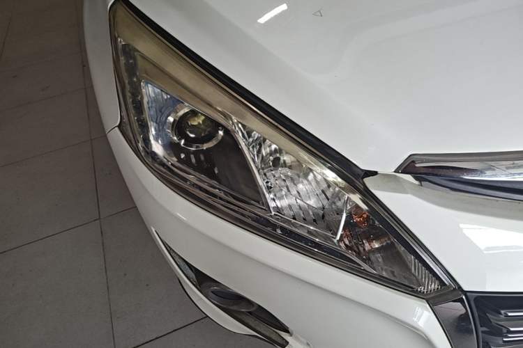 Used Luxgen U6 SUV 2014 2.0T ZhiZun Model Right Front Headlight