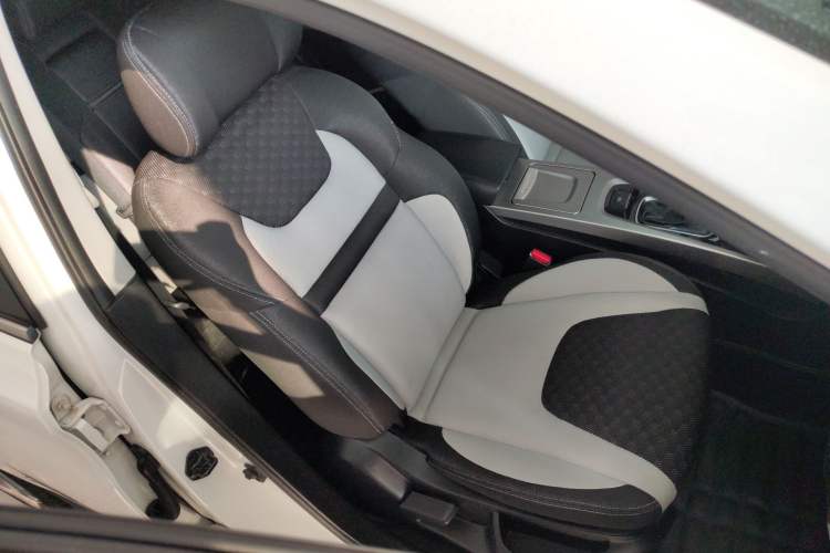 Used Luxgen U6 SUV 2014 1.8T Charm Version Right Front Seat