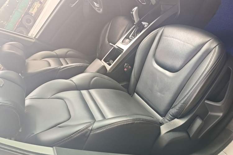 Used Luxgen U6 SUV 2014 2.0T Fashion Edition Right Front Seat