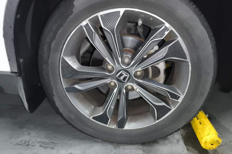Used Luxgen U6 SUV 2014 2.0T ZhiZun Model Right Front Wheel Hub