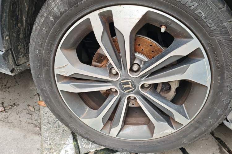 Used Luxgen U6 SUV 2014 2.0T ZhiZun Model Right Front Wheel Hub