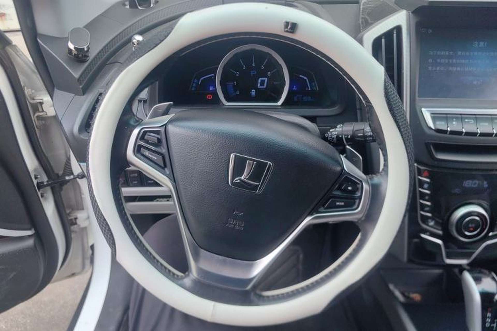 Used Luxgen U6 SUV 2014 2.0T ZhiZun Model Steering Wheel