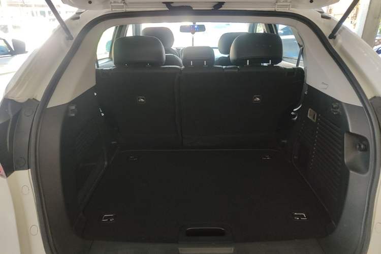 Used Luxgen U6 SUV 2014 1.8T ZhiZun Model Trunk