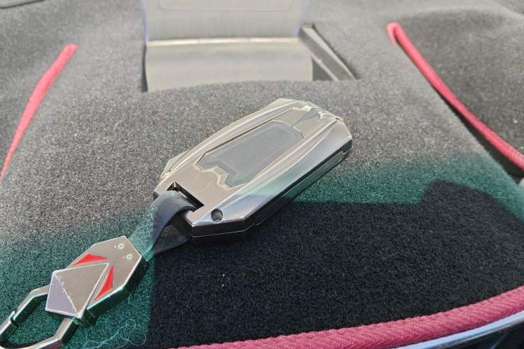 Used Luxgen U6 SUV 2014 2.0T ZhiZun Model Vehicle Key