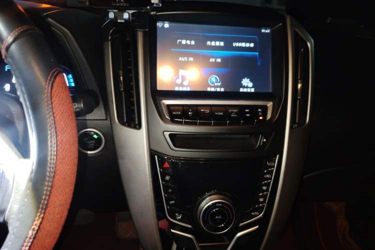 Used Luxgen U6 SUV 2014 1.8T ZhiZun Model Audio And AC Panel