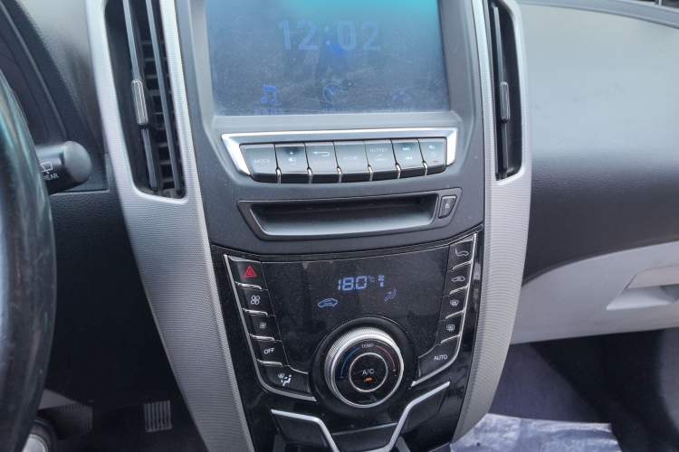 Used Luxgen U6 SUV 2014 1.8T Fashion Edition Audio And AC Panel