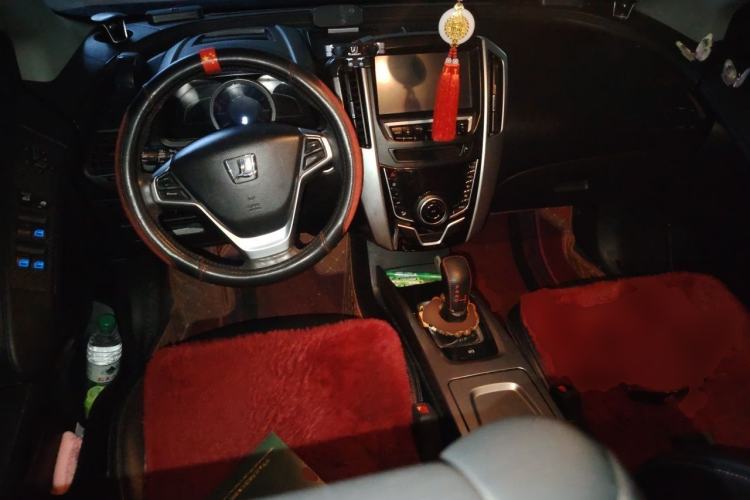 Used Luxgen U6 SUV 2014 1.8T ZhiZun Model Center Console