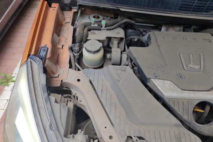Used Luxgen U6 SUV 2014 2.0T ZhiZun Model Engine Bay Right