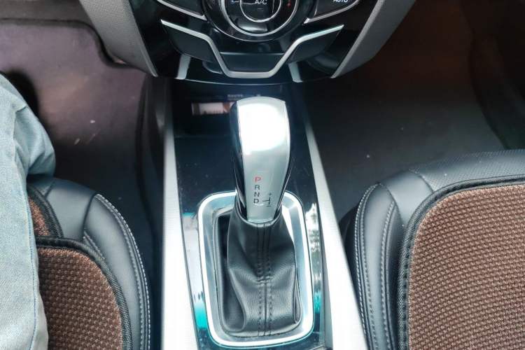 Used Luxgen U6 SUV 2014 2.0T ZhiZun Model Gear Lever