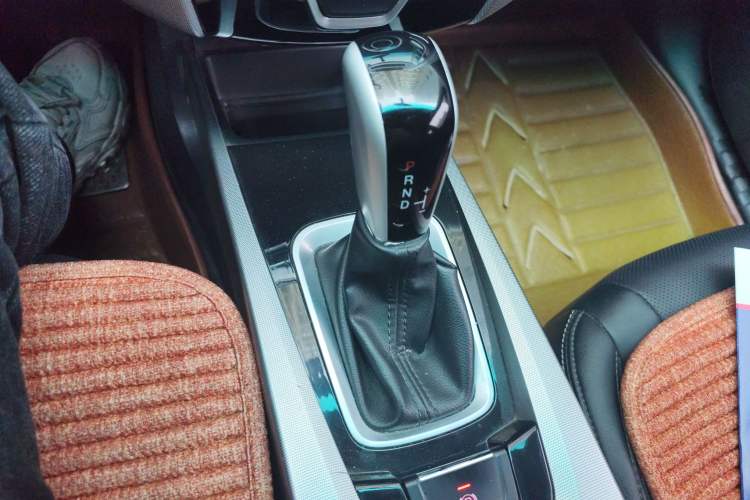 Used Luxgen U6 SUV 2014 1.8T Fashion Edition Gear Lever