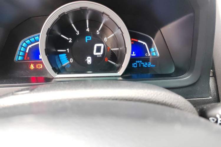 Used Luxgen U6 SUV 2014 2.0T ZhiZun Model Odometer Close Up