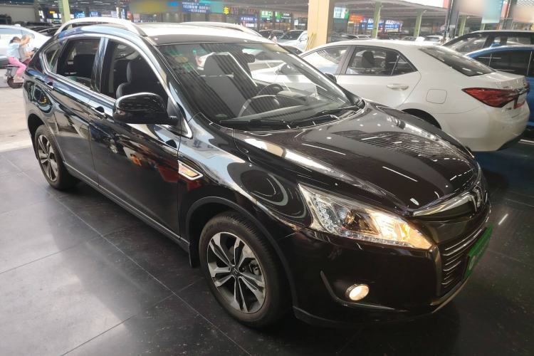 Used Luxgen U6 SUV 2015 1.8T Fashion Edition Front Right 45 Deg