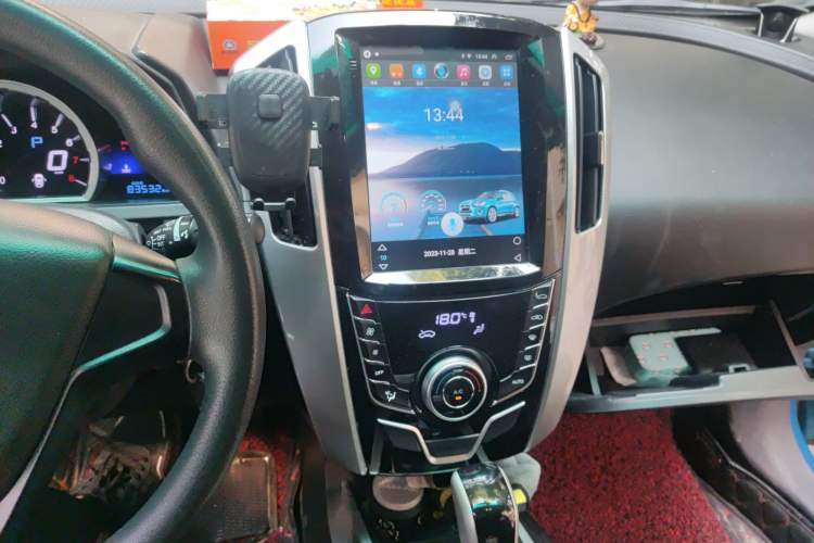 Used Luxgen U6 SUV 2015 1.8T Enhanced Charm Edition Audio And AC Panel