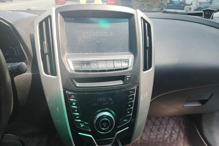 Used Luxgen U6 SUV 2015 1.8T Fashion Edition Audio And AC Panel