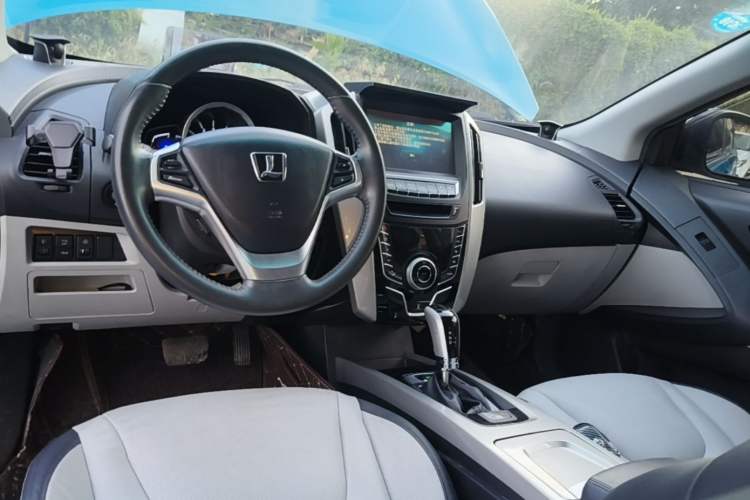 Used Luxgen U6 SUV 2015 1.8T ZhiZun Model Center Console