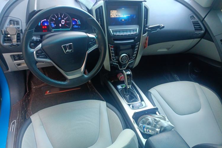 Used Luxgen U6 SUV 2015 1.8T ZhiZun Model Center Console