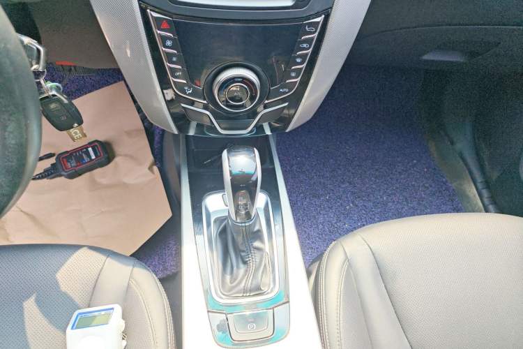 Used Luxgen U6 SUV 2015 1.8T Fashion Edition Gear Lever