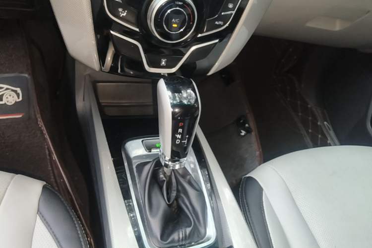 Used Luxgen U6 SUV 2015 1.8T ZhiZun Model Gear Lever