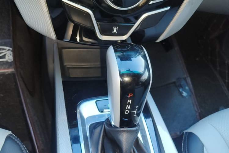Used Luxgen U6 SUV 2015 1.8T ZhiZun Model Gear Lever