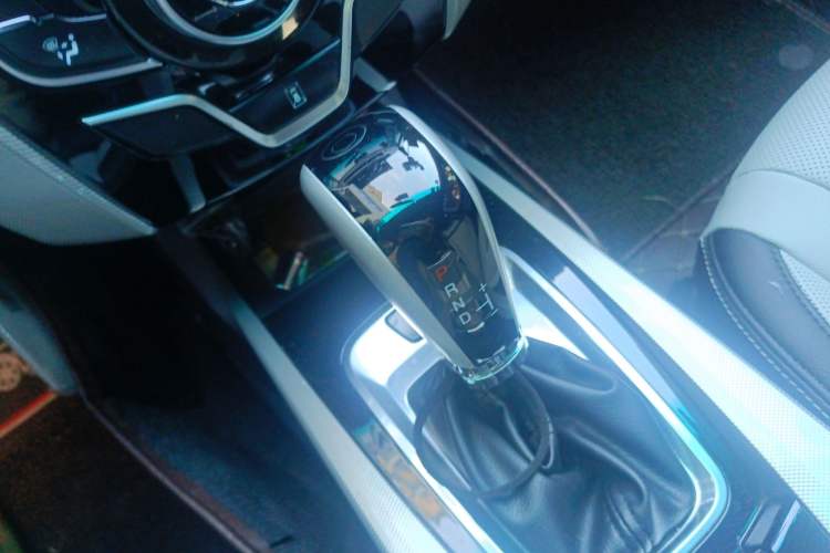 Used Luxgen U6 SUV 2015 1.8T ZhiZun Model Gear Lever