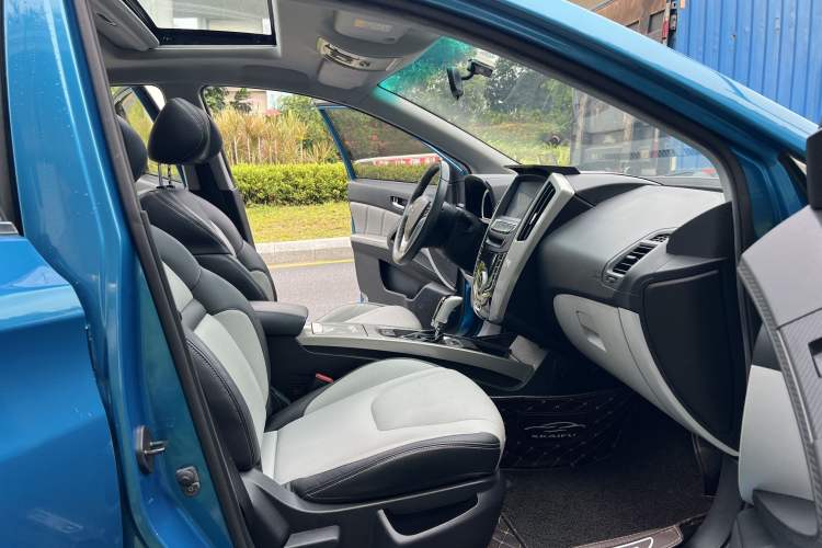 Used Luxgen U6 SUV 2015 1.8T ZhiZun Model Interior 4