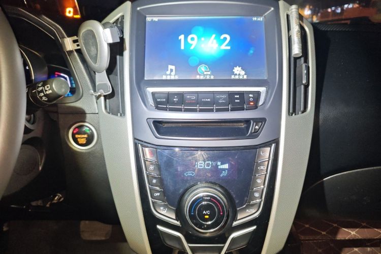 Used Luxgen U6 SUV 2015 1.8T Fashion Edition Audio And AC Panel