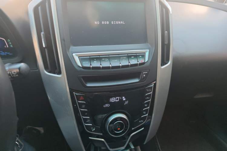 Used Luxgen U6 SUV 2015 1.8T Fashion Edition Audio And AC Panel