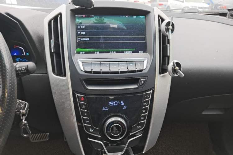 Used Luxgen U6 SUV 2015 1.8T New Innovation Upgrade Audio And AC Panel
