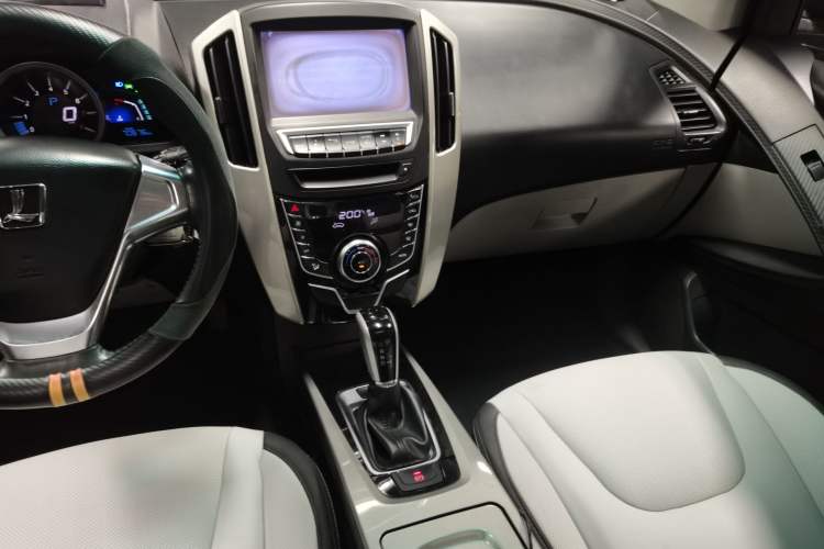 Used Luxgen U6 SUV 2015 1.8T Fashion Edition Audio And AC Panel