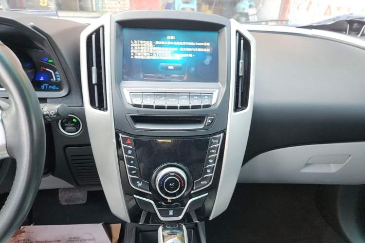 Used Luxgen U6 SUV 2015 1.8T ZhiZun Model Audio And AC Panel