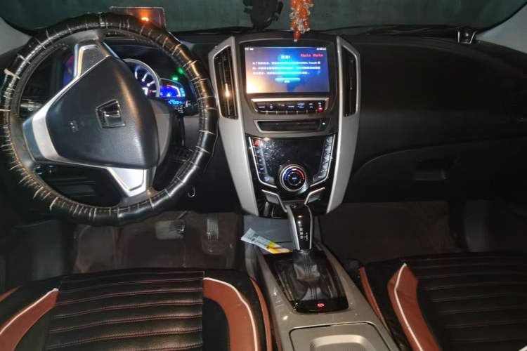Used Luxgen U6 SUV 2015 1.8T Fashion Edition Center Console