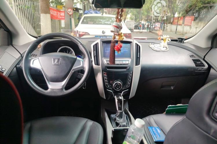 Used Luxgen U6 SUV 2015 1.8T Fashion Edition Center Console
