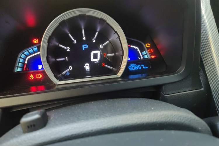 Used Luxgen U6 SUV 2015 1.8T Fashion-Upgraded Model Odometer Close Up