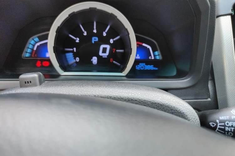 Used Luxgen U6 SUV 2015 1.8T ZhiZun Model Odometer Close Up