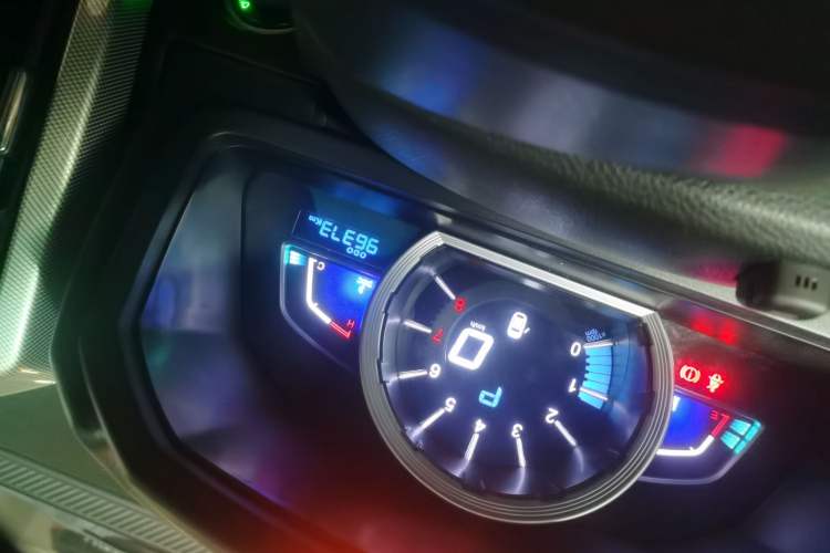 Used Luxgen U6 SUV 2015 1.8T ZhiZun Model Odometer Close Up