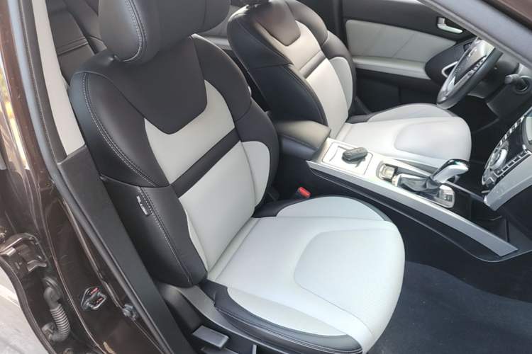 Used Luxgen U6 SUV 2015 1.8T ZhiZun Model Right Front Seat